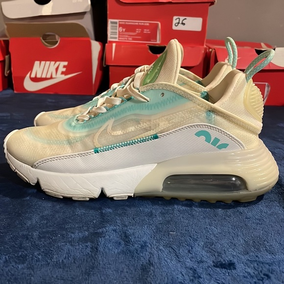 Nike Women's Air Max 2090 Sail/Aurora-Summit White-Black - Picture 6 of 13